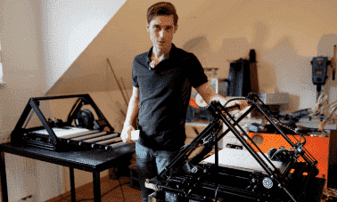 Michael Behrend nutzt den 3D-Fließbanddrucker von iFactory3D für sein unternehmerisches Projekt, um einen Überlappungsmechanismus zu entwickeln, mit dem sich Bänder mit beliebiger Präzision verbinden und steuern lassen. Sein Unternehmen, die BEG Behrend Entwicklungsgesellschaft, wird die Ergebnisse umsetzen, um unter anderem Menschen mit Prothesen das selbstständige Anlegen ihrer Armprothese zu ermöglichen. Die Endlos-Technologie des Druckers ist dafür dank des Förderbandes ideal.